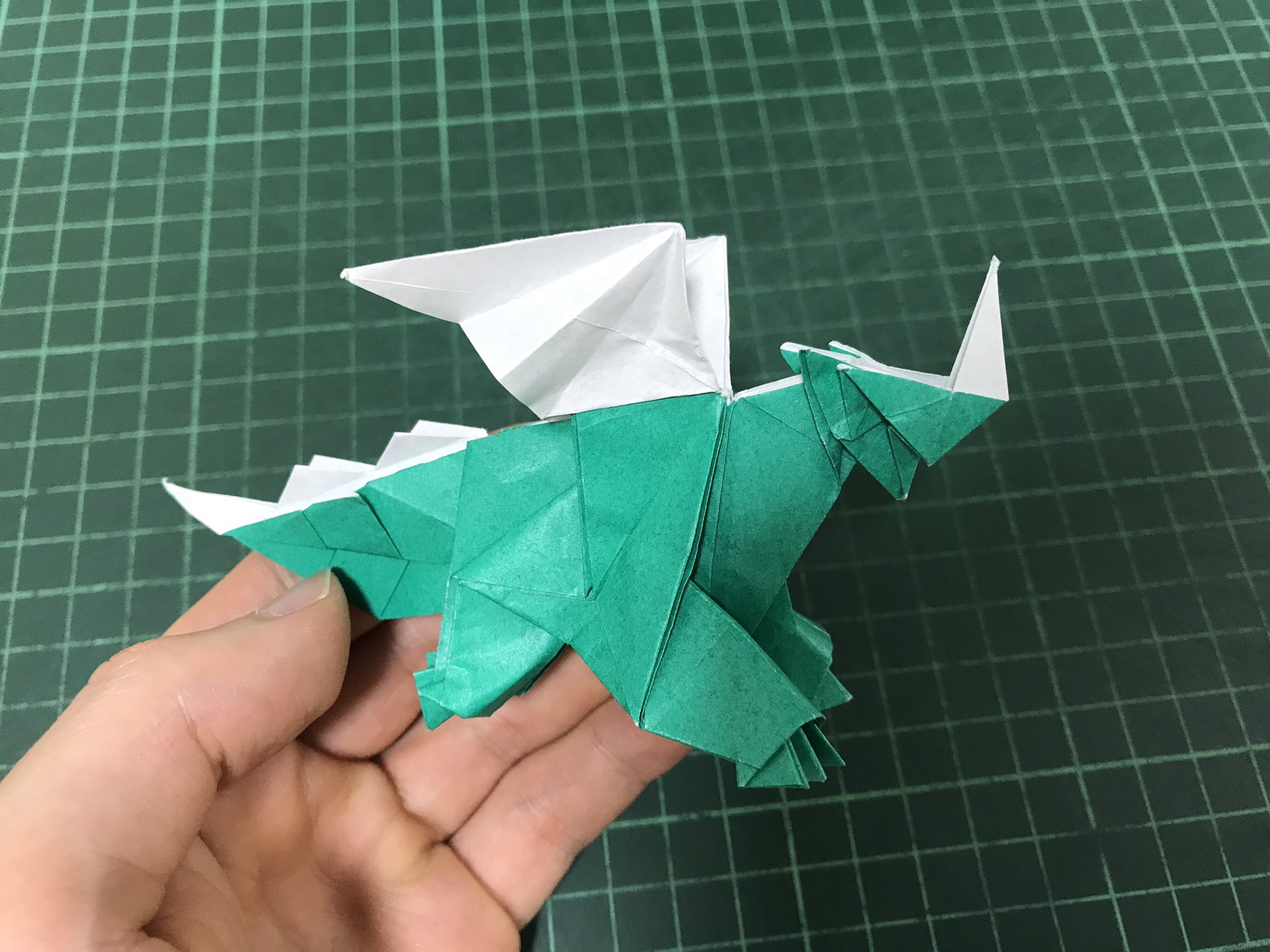 さくb 折り紙youtuber 鶴田くんのドラゴネット折った 葉っぱみたいな尻尾とか 四本指の足とか たくさんあるドラゴンの 折り紙の中で新しい個性が出せてて良い かぶせ折りと引き出しの繰り返しで肩から翼が出るのも面白かった Youtubeにもマガジンにも