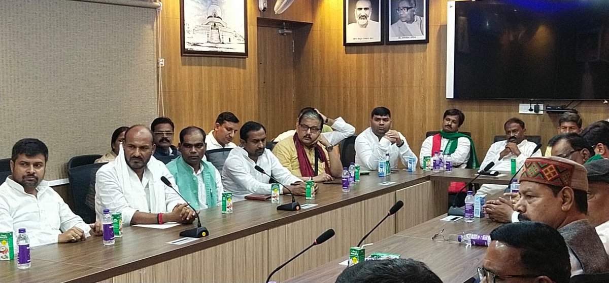 yadavtejashwi's tweet photo. 5 जून, सम्पूर्ण क्रांति दिवस के अवसर पर पटना के ज्ञानभवन में आयोजित होने वाले महागठबंधन प्रतिनिधि सम्मेलन के संबंध में पार्टी नेताओं के साथ तैयारियों का जायजा लिया। https://t.co/tl3BRX46Zb