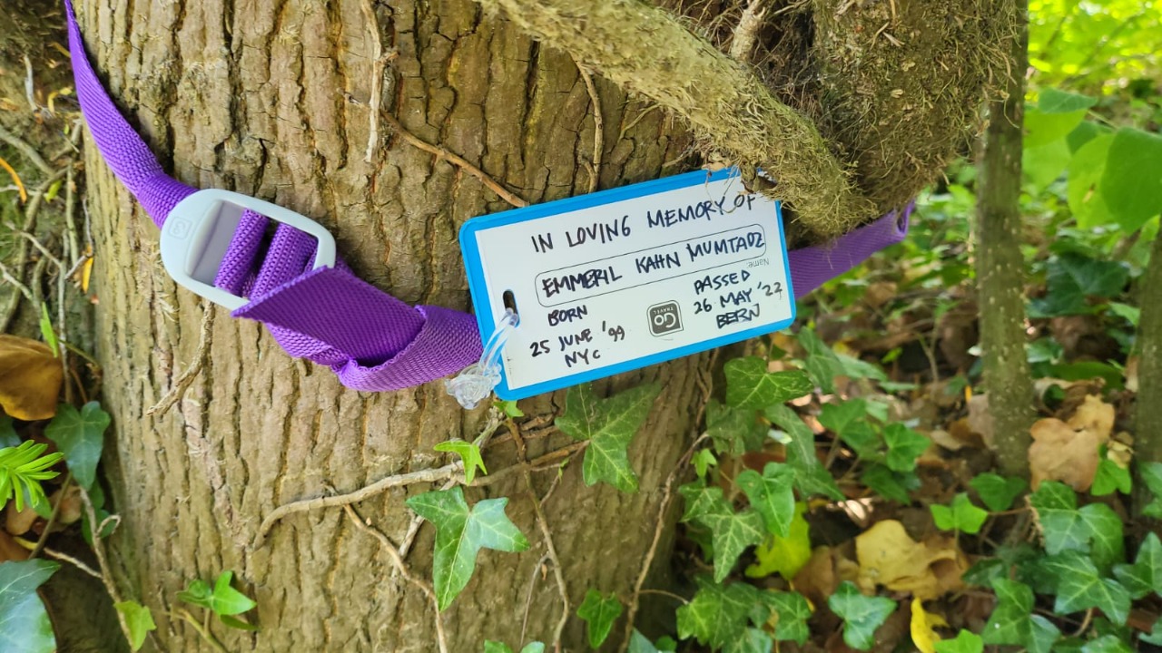 Rangkaian bunga dan label yang ditinggalkan Ridwan Kamil di Sungai Aare.