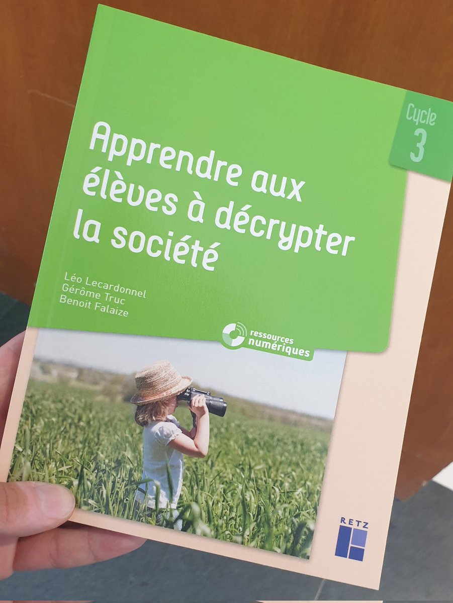 Ca y est ! Je le tiens dans la main : le TOUT PREMIER manuel d'initiation aux sciences sociales à l'école primaire ! 🥳