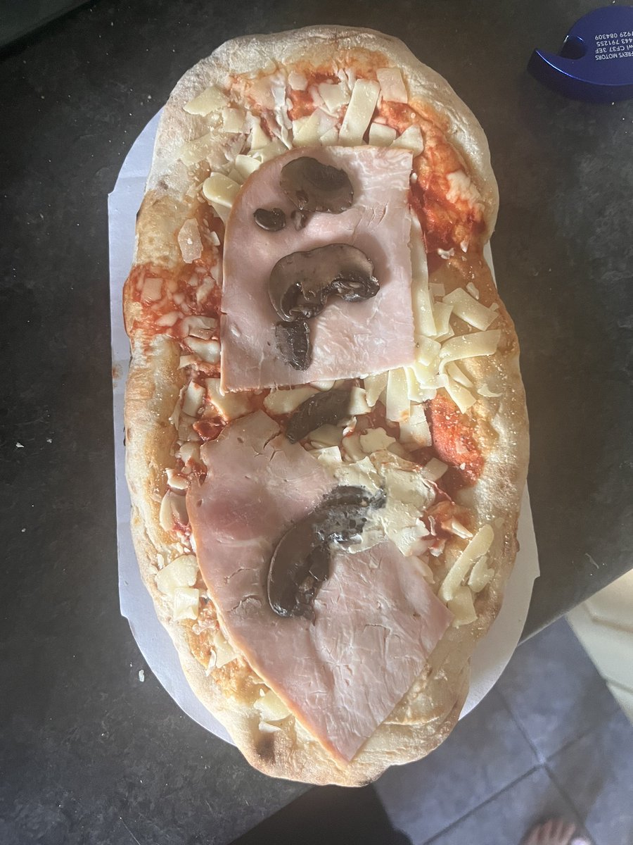 adelel1980's tweet image. Someone was clearly having a bad day when they put the topping on the pizza @LidlGB