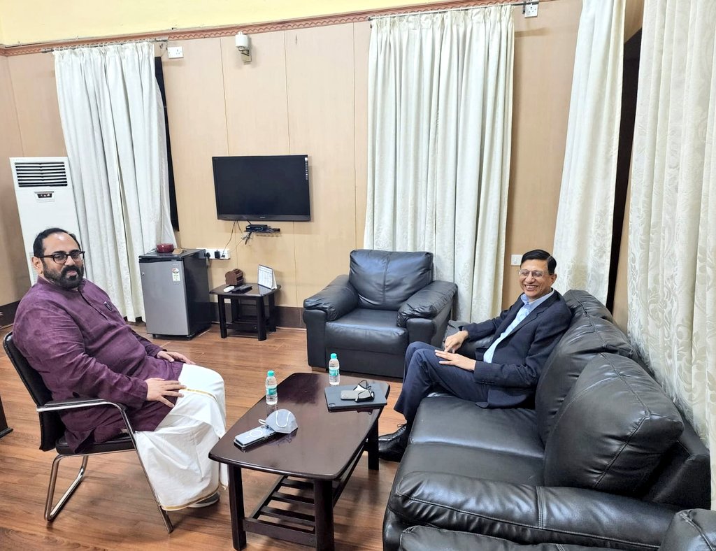 Met Mr. Siva Sivaram,President @westerndigital at #Bengaluru. Had a good discussion on building #Semiconductor talent and Research in #India @SemiconIndia @Semicon_India #DigitalIndia