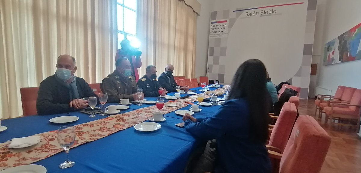 nelsonojedasazo's tweet photo. Ahora.

Autoridades de Gobierno, parlamento, policiales y de FF. AA. Se reúnen, en #Concepción, para evaluar el Estado de Excepción en la zona.

@Cooperativa #CooperativaRegiones https://t.co/0ZWeP3mPcZ