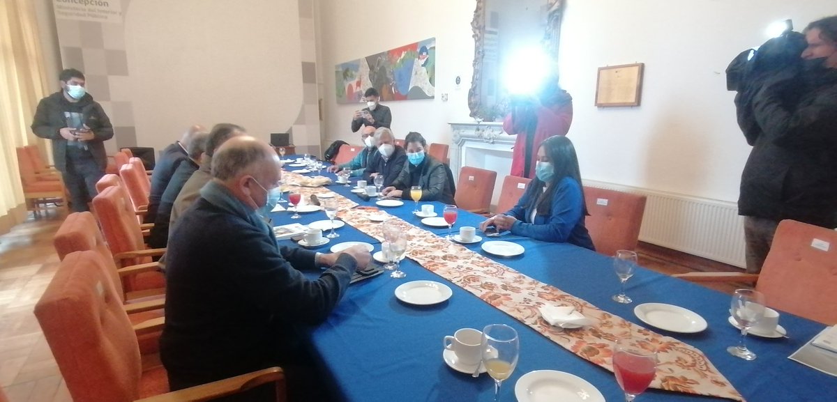 nelsonojedasazo's tweet photo. Ahora.

Autoridades de Gobierno, parlamento, policiales y de FF. AA. Se reúnen, en #Concepción, para evaluar el Estado de Excepción en la zona.

@Cooperativa #CooperativaRegiones https://t.co/0ZWeP3mPcZ