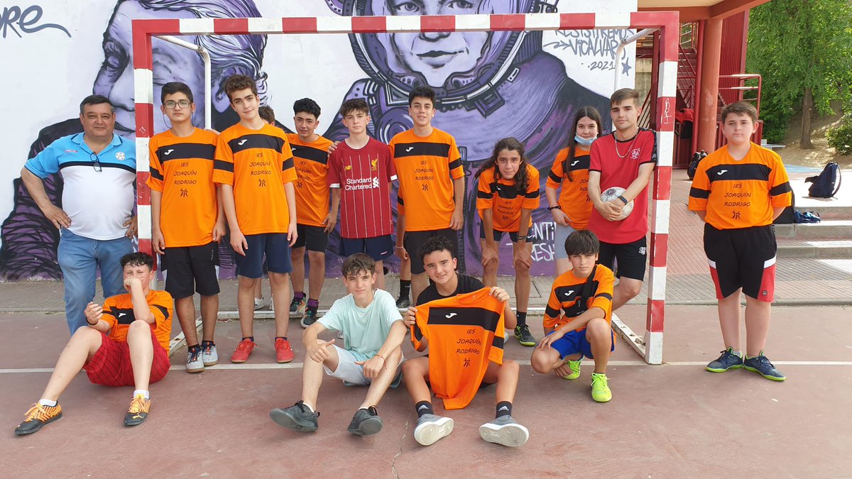 ijoaquinrodrigo's tweet photo. ¡Cerramos la semana diciendo adiós por este año a los entrenamientos de #EscuelasDeportivas! ¡Y os adelantamos que os esperamos el próximo curso con muchísimas novedades! #VolverAJugar #VolverASer #joaquinrodriguismo https://t.co/NwFNoW73RV