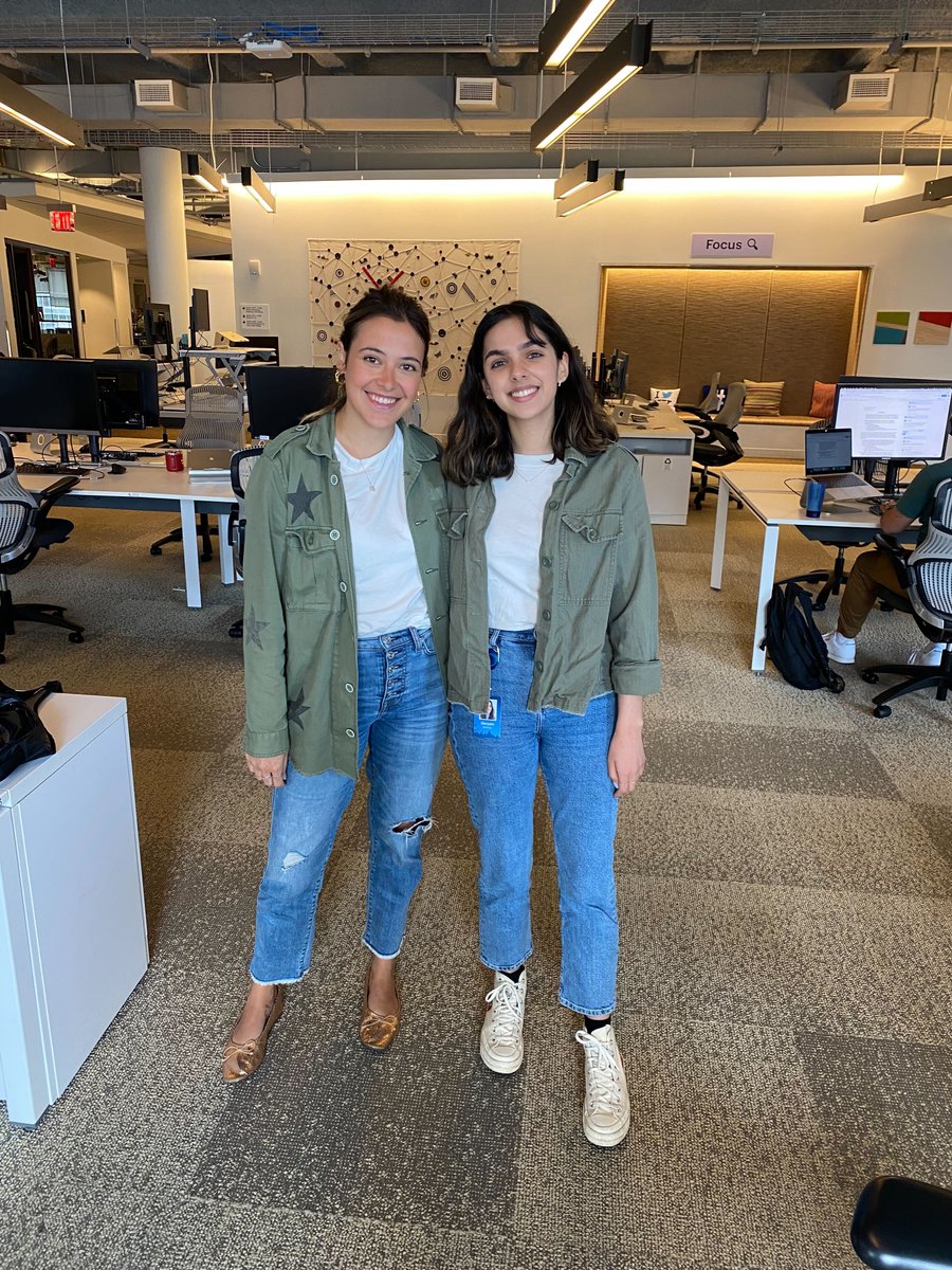 Looks like we have the latest rendition of #twittertwinsies in the @TwitterNYC  today!! 👯‍♀️👯‍♀️👯‍♀️👯‍♀️ @beatriz_caproni @mary_raham @twitwinsies @TwitterOneTeam #LoveWhereYouWork #LoveWhoYouWorkWith