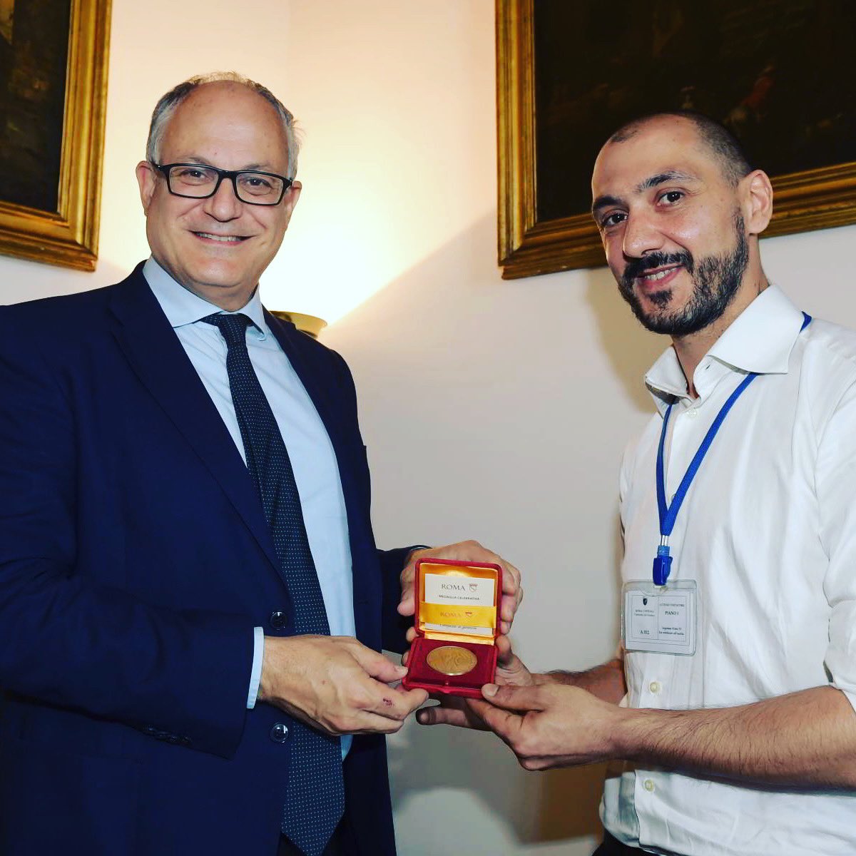 A nome della città ho voluto ringraziare Alessio Rizzitelli, il giovane cuoco che ha sventato con il suo intervento una violenza contro una studentessa a San Lorenzo. Grazie Alessio di non esserti voltato dall’altra parte. #Roma è fiera di te, del tuo coraggio, del tuo altruismo.