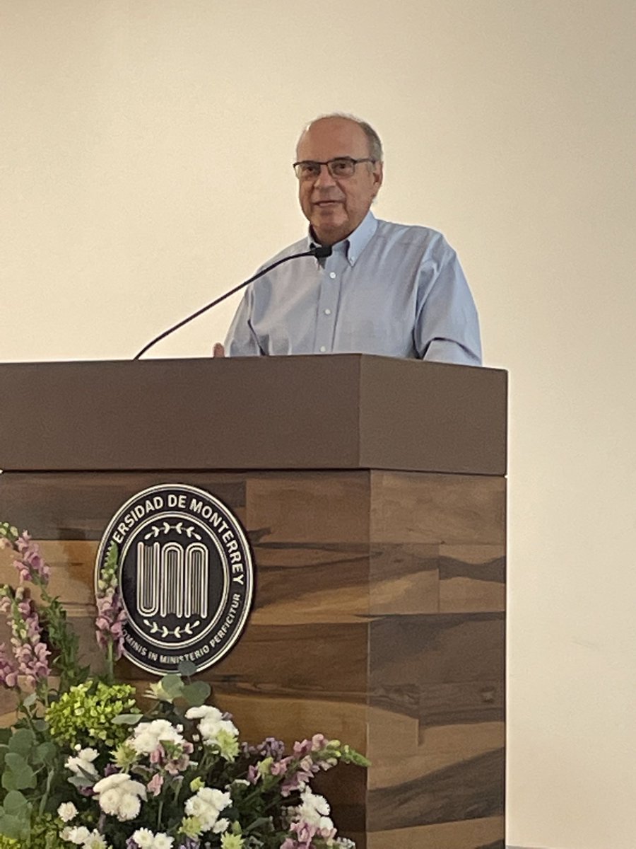 Gracias ⁦<a href="/mpaez50/">Mario H. Páez</a>⁩ por compartir tu inspirador testimonio y por liderar e impulsar hoy a la ⁦<a href="/udem/">Universidad de Monterrey</a>⁩. Entrega de constancias a 25 egresados de Linde Scholars ⁦<a href="/LindeGases_NA/">Linde North America</a>⁩