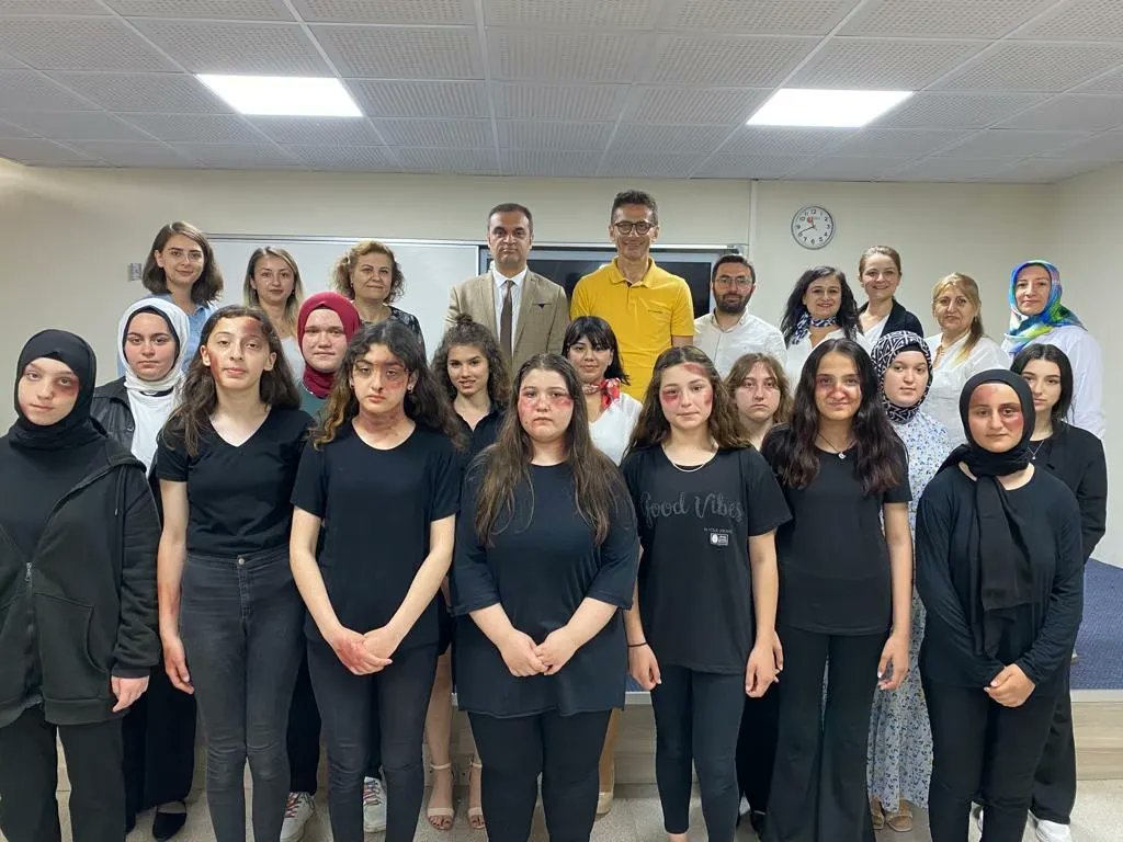 HasanCakinMTAL's tweet photo. Şiddetle mücadele konusunda Akran Gönüllüleri öğrencilerimizin çalışmaları devam ediyor. https://t.co/v5WMeGq1i0