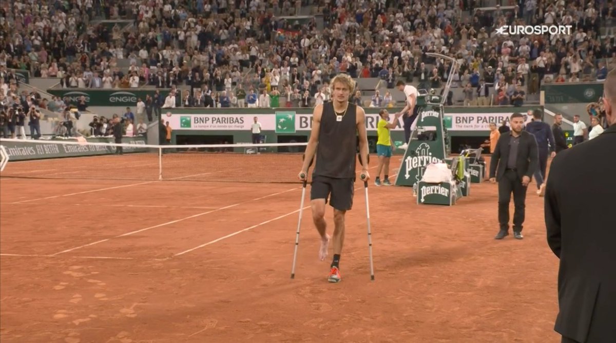 Uuuuf!! <a href="/AlexZverev/">Alexander Zverev</a> se rompe literalmente en el segundo set ante <a href="/RafaelNadal/">Rafa Nadal</a>  y se retira después de tres horas de partido 7-6(8), 6-6 Mejor dicho, un partidazo. Que p***tada! <a href="/rolandgarros/">Roland-Garros</a> #lesion #tenis