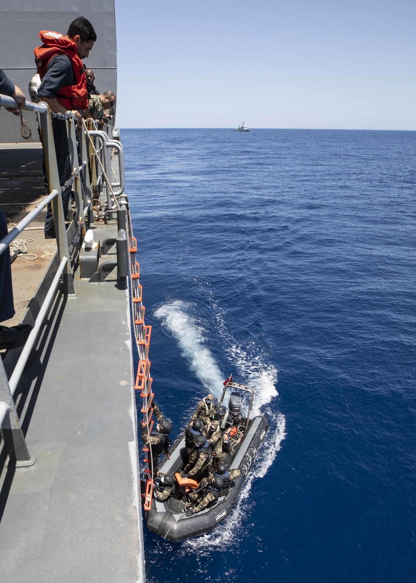 USNavy's tweet photo. #NavyPartnerships 🇺🇸 🇲🇷 🇲🇦 

Mauritanian and Moroccan sailors conduct a visit, board, search and seizure drill and receive training aboard #USSHershelWoodyWilliams as part of exercise #PhoenixExpress22, May 29, 2022.

📸: Mass Communication Specialist 1st Class Fred Gray IV https://t.co/ZeqIKlbBgM