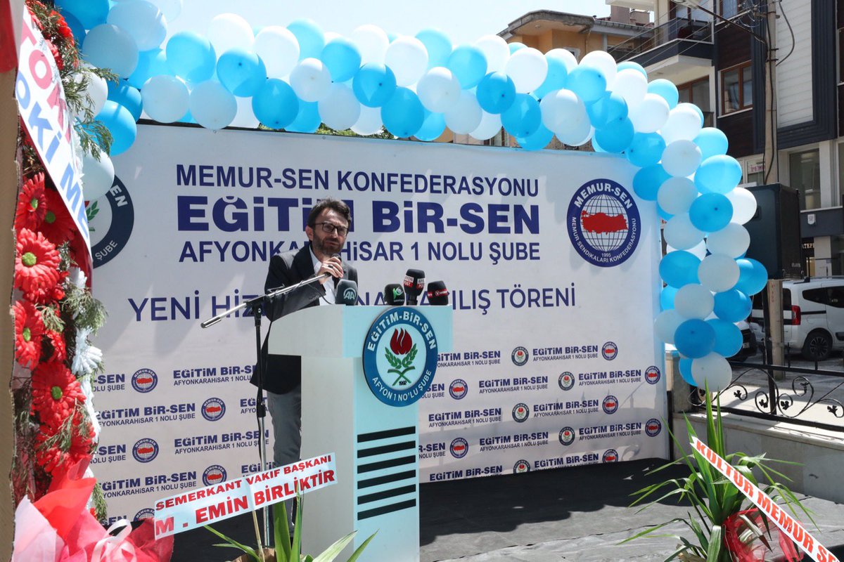 _aliyalcin_'s tweet photo. Üyelerimiz için hizmetiçi eğitim merkezi gibi çalışacak,üyelerimiz kadar şehirde  hayırlı çalışmalarda bulunanların da istifade edeceği, mülkiyeti sendikamıza ait yeni hizmet binamızı dualarla açtık.
İddiası ve ideali olan teşkilatımız güçlü gelecek için çalışıyor Elhamdulillah. https://t.co/xg0s0eixij