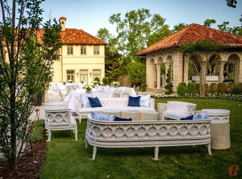 This is what lounge goals looks like 💙 
​
Reception venue: Private Residence
Floral: @newleafoklahomacity
Photographer: <a href="/perezweddings/">perezweddings</a>
Videographer: @avrfilms
Cake: @mishellehandy
Rentals + production: @eventuresinc
Entertainment: <a href="/partyotm/">Party On The Moon</a>
Catering: @abbeyroadcatering
Trans…