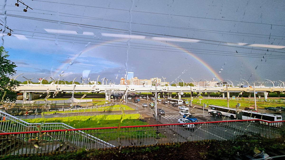 Первая радуга в этом году.
Еду домой.
Очень устала.