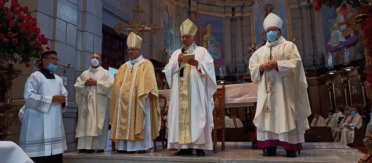 eurolobo's tweet photo. #Jun03 Finalizada la Eucaristía en la Catedral Merideña, ya la Arquidiócesis cuenta con dos Arzobispos y un Obispo Auxiliar.
SER Baltazar CARDENAL Porras, Monseñor Helizandro Terán y Monseñor Luis Enrique Rojas Ruíz https://t.co/402o5dv6na