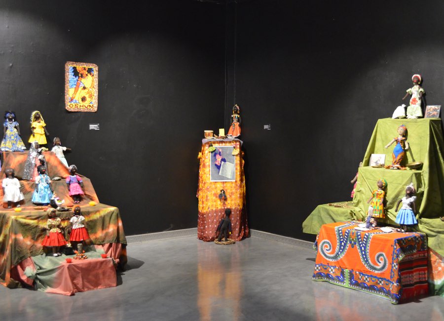 NdiplomaticaEc's tweet photo. La Alianza Francesa de Quito inauguró la exposición “Warmis en Ubuntu” una construcción de humanidad en reciprocidad”. En este espacio se exhibe el trabajo realizado por Angélica Arbulú, Tsunki Escandón y Marisol Cárdenas.

@AFquito @NdiplomaticaEc https://t.co/HxADuMojAE