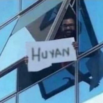 Universitarios viendo llegar a hacer la EVAU a los alumnos de bachillerato: