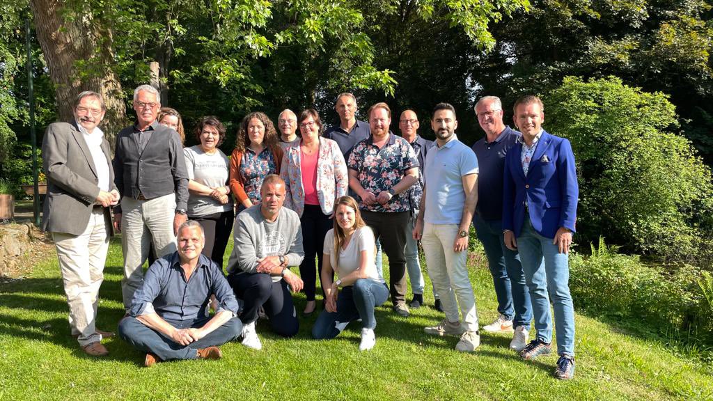 Er toen was er witte rook! Onderhandelaarsakkoord met <a href="/burgerbelangen/">Burgerbelangen 053</a> <a href="/VVD_ENSCHEDE/">VVD-Enschede</a> <a href="/pvdaenschede/">PvdA Enschede</a> <a href="/CUEnschede/">ChristenUnie Enschede</a> gesloten. Teksten enz volgen volgende week na achterbanraadpleging <a href="/Gem_Enschede/">Gemeente Enschede</a>