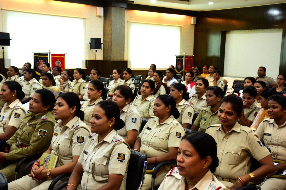 cpbbsrctc's tweet photo. "Building strength to strong women" a workshop on Hygiene, Skin, Nutrition for our lady police personnel has organised by Indian Women Network (IWN) and Confederation of Indian Industry (CII) Odisha collaboration with Police Commissionerate BBSR-CTC. https://t.co/G92McZouS3