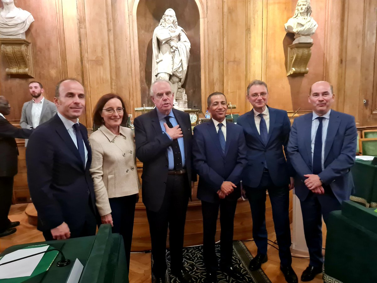 Groupe des Ambassadeurs Francophones de France (@gaffrance) on Twitter photo A l'<a href="/InstitutFrance/">Institut de France</a>, le Grand Prix des Ambassadeurs Francophones pour l'ouvrage de Frédéric Mitterrand "1938-l'oeil du cyclone", livre à la fois historique et de grande actualité,paru chez <a href="/XOeditions/">XO Editions</a>. Avec un magnifique discours du lauréat sur la fragilité du monde démocratique A l'<a href="/InstitutFrance/">Institut de France</a>, le Grand Prix des Ambassadeurs Francophones pour l'ouvrage de Frédéric Mitterrand "1938-l'oeil du cyclone", livre à la fois historique et de grande actualité,paru chez <a href="/XOeditions/">XO Editions</a>. Avec un magnifique discours du lauréat sur la fragilité du monde démocratique