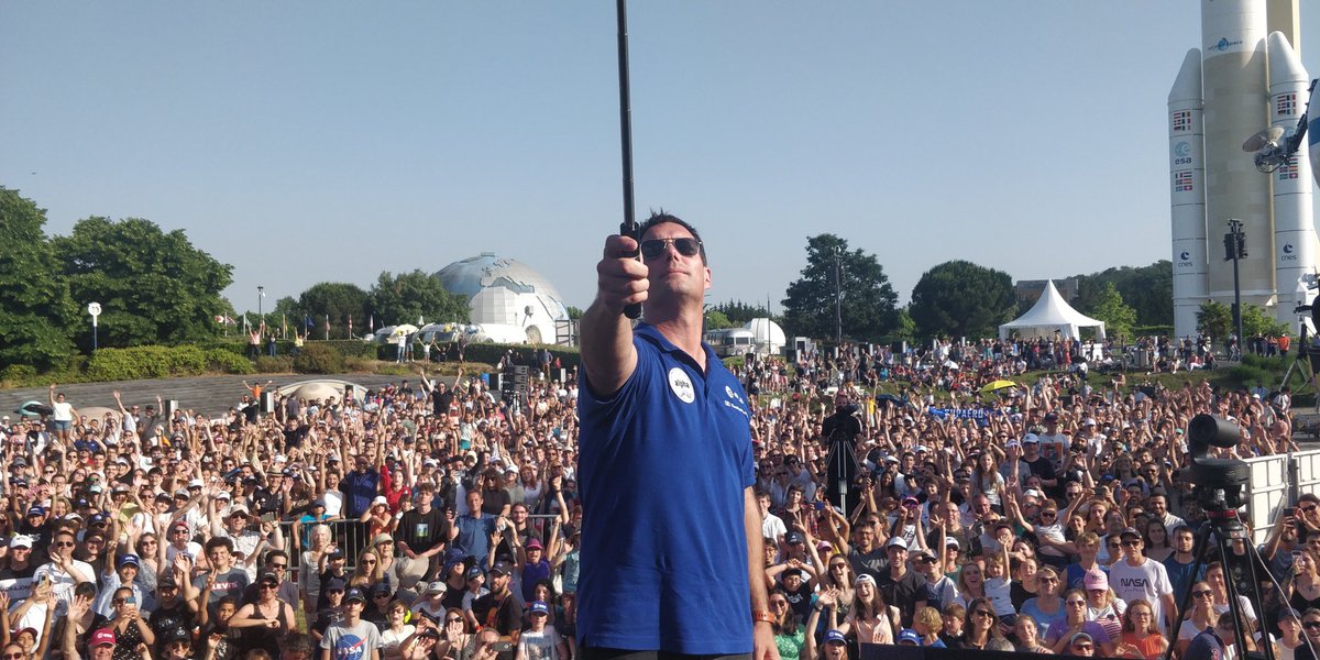 CiteEspace's tweet photo. Petit selfie souvenir avec @Thom_astro👨‍🚀 avant le départ ! 😍
Alors, vous vous reconnaissez sur la photo ? 📷
@ESA_fr @esa @CNES @TlseMetropole @VisitezToulouse https://t.co/Duor2vbbaq