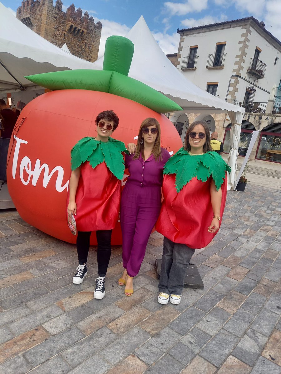 AcomicM's tweet photo. La presidenta y vicepresidenta de #Acomic en #Jato encuentro de oportunidades en el Medio Rural, compartiendo espacio con el @MiajadasAyto, @Adicomt  y nuestro producto estrella de #Miajadas, el #tomate.

@DiputacionCC https://t.co/QwdaFZBraz