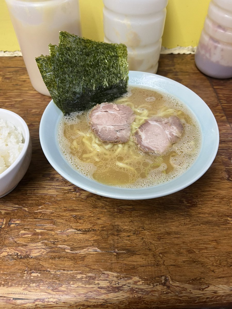 bskkkw's tweet photo. 終電乗り過ごしたときに通るラーメン屋 https://t.co/6K97XIqEWV