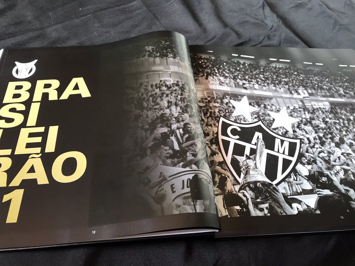 jason13cam's tweet photo. Acabou de chegar meu livro do #TripleteAlvinegro. Estou simplesmente apaixonado.

O BRASIL É DO GALO 🐔 🏆🏆🏆 https://t.co/rlF94FILIl
