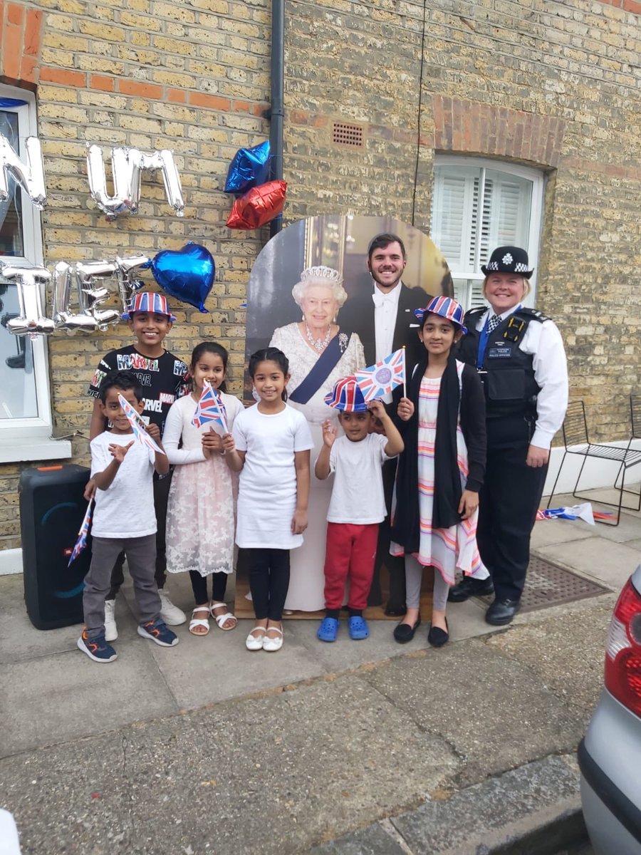 MPSTowerHam's tweet photo. A special visit from HRH herself today at Cahir St &amp; officers have been on Sturry St, E14 soaking in the atmosphere! It’s great to see so much fun being had by all! #PlatinumJubilee #PlatinumPolicing https://t.co/6F1rkBNYPA