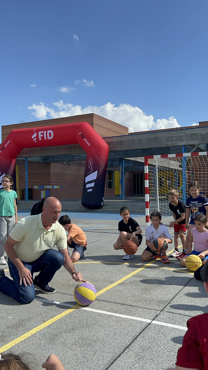 ForosFID's tweet photo. Hoy el FID está en el municipio de Villaquilambre promocionando el baloncesto 🏀 ⛹🏻

@AVillaquilambre @diputacionleon @CEIPLOSADILES @cblosadiles https://t.co/bl1EBalgXB