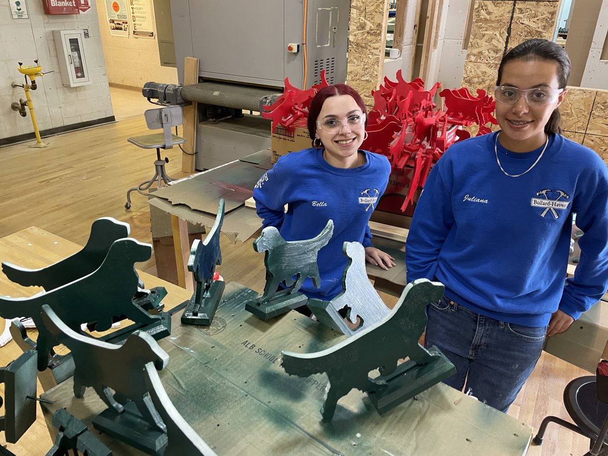 CTTechHS's tweet image. Bullard-Havens #Carpentry students are working on a project to support @YankeeGolden&apos;s upcoming golf tournament! ⛳️

🐕Students have been hired to build tee box sponsor signs and tee markers in the shape of golden retrievers.

#StudentWorkforce #CareerTechEd