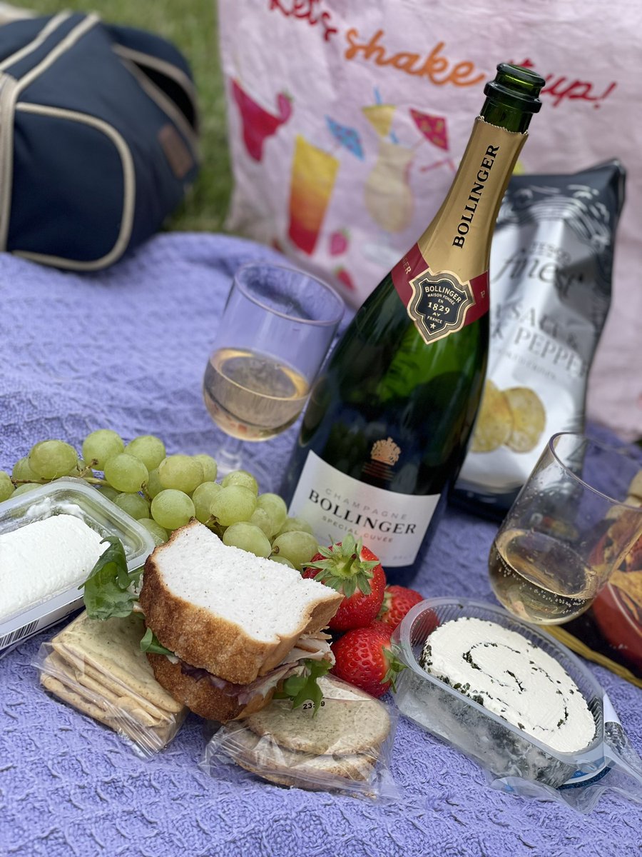 @ChampagneBollinger is the #champagne with the oldest royal seal of approval, warrant granted in 1884, said to be one of Her Majesty's favourites, it’s apt to raise a toast to her 70 year reign with a bottle #queenelizabeth #platinumjubilee #champagnelover #champagnebollinger