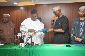 John Odigie-Oyegun submit the APC screening committee's report to Abdullahi Adamu