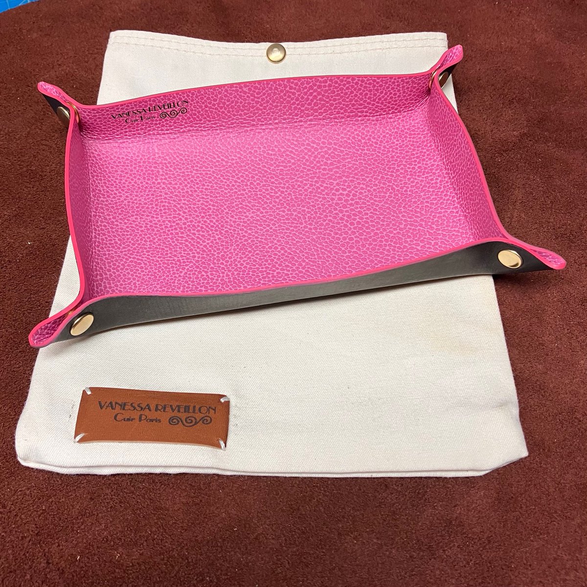 vanessreveillon's tweet photo. Dernière nouveauté de l'atelier boutique... Vide-poches de voyage en cuir de veau et/ou taurillon qui se déplie et se range dans sa housse de transport.  😊🌈 #vanessa_reveillon_atelier_cuir #artisan #sellerie #atelierboutique #cuir #leather #voyage #videpochedevoyage #videpoche https://t.co/af6fRt9sQF