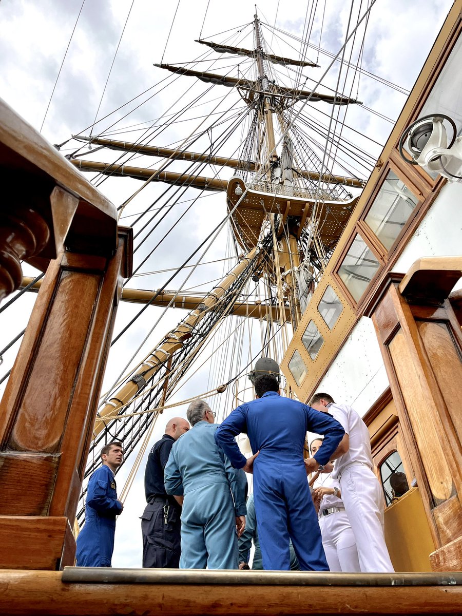 FrecceTricolori's tweet image. #FrecceTricolori e #NaveVespucci: due simboli che rappresentano l’Italia nel mondo. Oggi a Imperia una rappresentanza di personale di @ItalianAirForce ha visitato la “Nave più bella”.