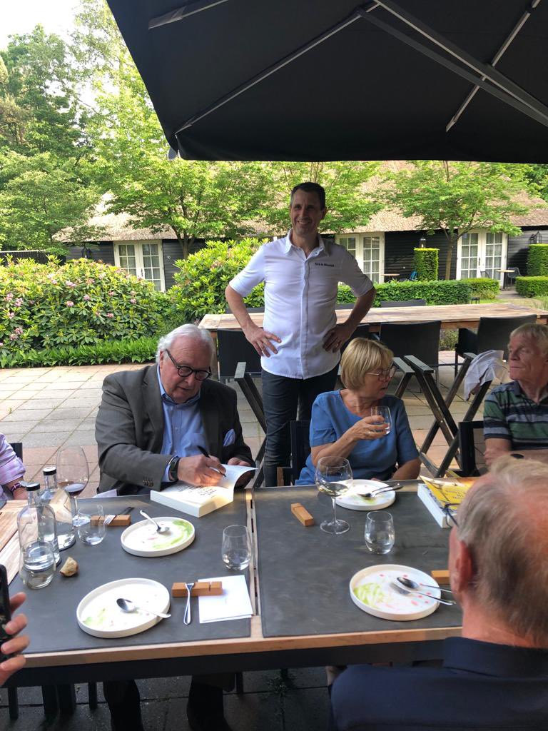 Super proloog voor de <a href="/TdRClassic/">TheodeRooijClassic</a> morgen! De tafelgasten van de #Avondetappe straks genieten bij <a href="/deswarteruijter/">De Swarte Ruijter</a> van een heerlijk diner. <a href="/martsmeets/">Mart Smeets</a> biedt chef Erik de Mönnink het 1e exemplaar van zijn nieuwe boek RWB🇳🇱in de Tour aan