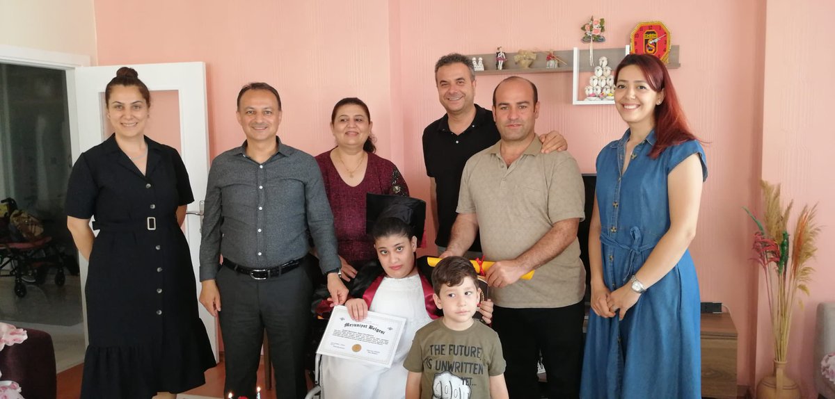 HPolatozel's tweet photo. #EvdeEğitim öğrencimizin mezuniyet törenini İlçe Müdürümüz @necmidinc şube Müdürümüz @yenimebmer ve öğretmenlerinin katılımıyla gerçekleştirdik.
@MebOrgm @varmik 
@Cemal_Ozdemir67 @MersinMEM @AdemKoca46 @yenisehirmem_33 @byrmdmn21 @MikailEREN33  @UgurCan780412 @sebahattinkhrmn https://t.co/st1yhaoCcB