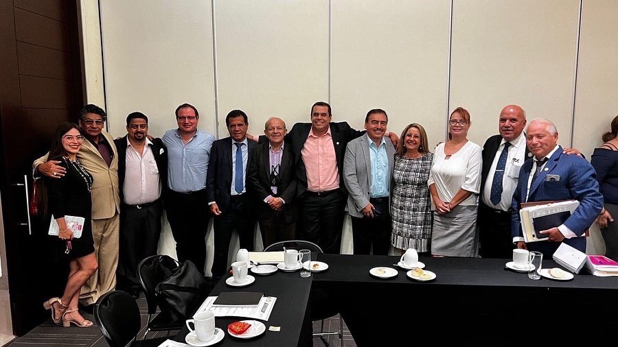 ernestoreacano's tweet photo. Para mi, el asistir al Colegio de Abogados al cual pertenezco y del cual fui Presidente, saludar y convivir con tantos colegas, amigos y Maestros me hace sentir orgulloso y honrado.

Se celebró la 3ra. Sesión Ordinaria del @Forofederalista https://t.co/fr8aynjPBR