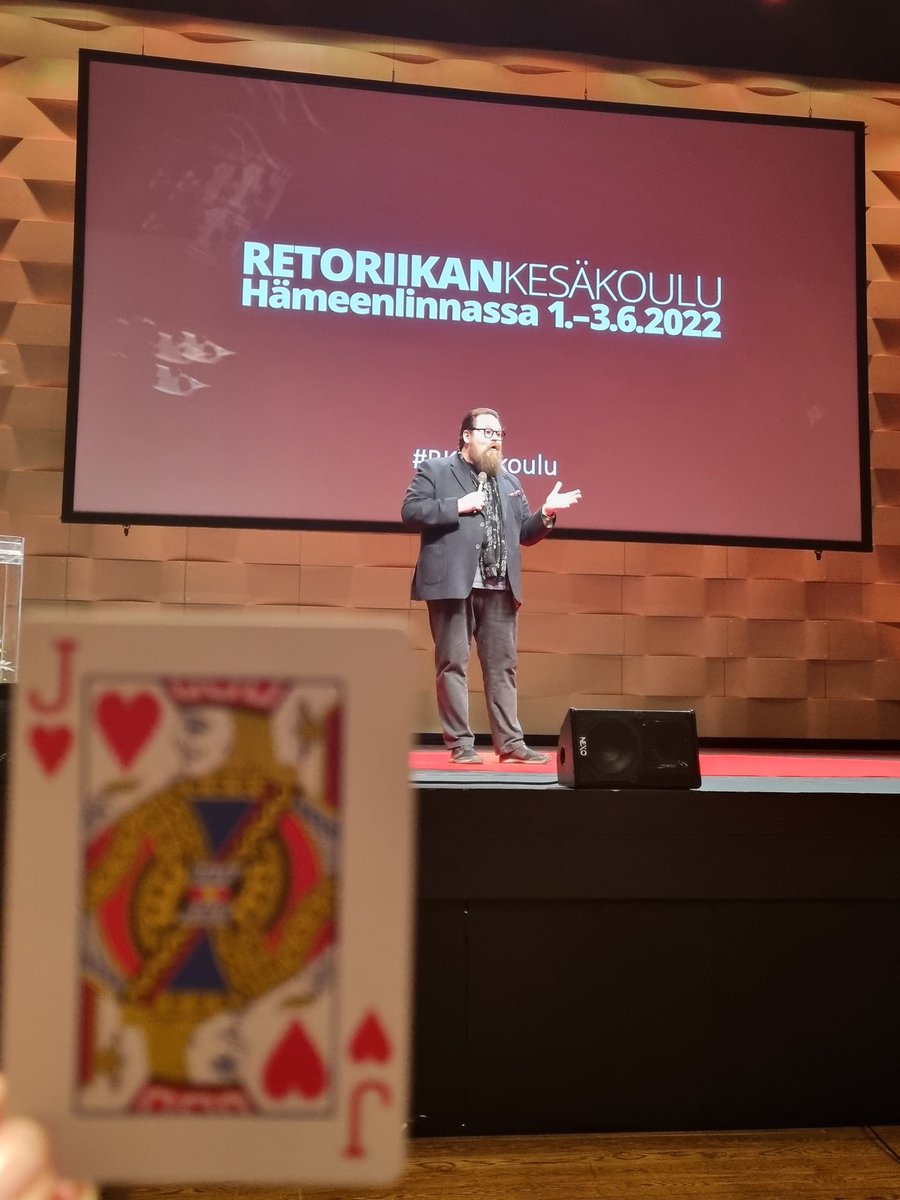Mentalisti Pete Poskiparta teki vaikutuksen puheenvuorollaan, materiaalillaan sekä myös meitä osallistaneella ällistyttävällä korttinumerollaan 😱👏🎯 - kiitos erinomaisista opeistasi!

@poskiparta <a href="/RKesakoulu/">Retoriikan kesäkoulu</a> #RKesakoulu #viestintä #mentalismi