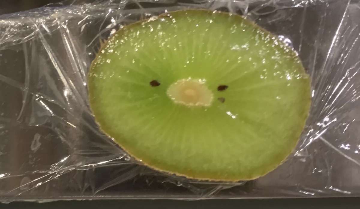 キウイを半分に切ると…。中からすみっコぐらしが！？