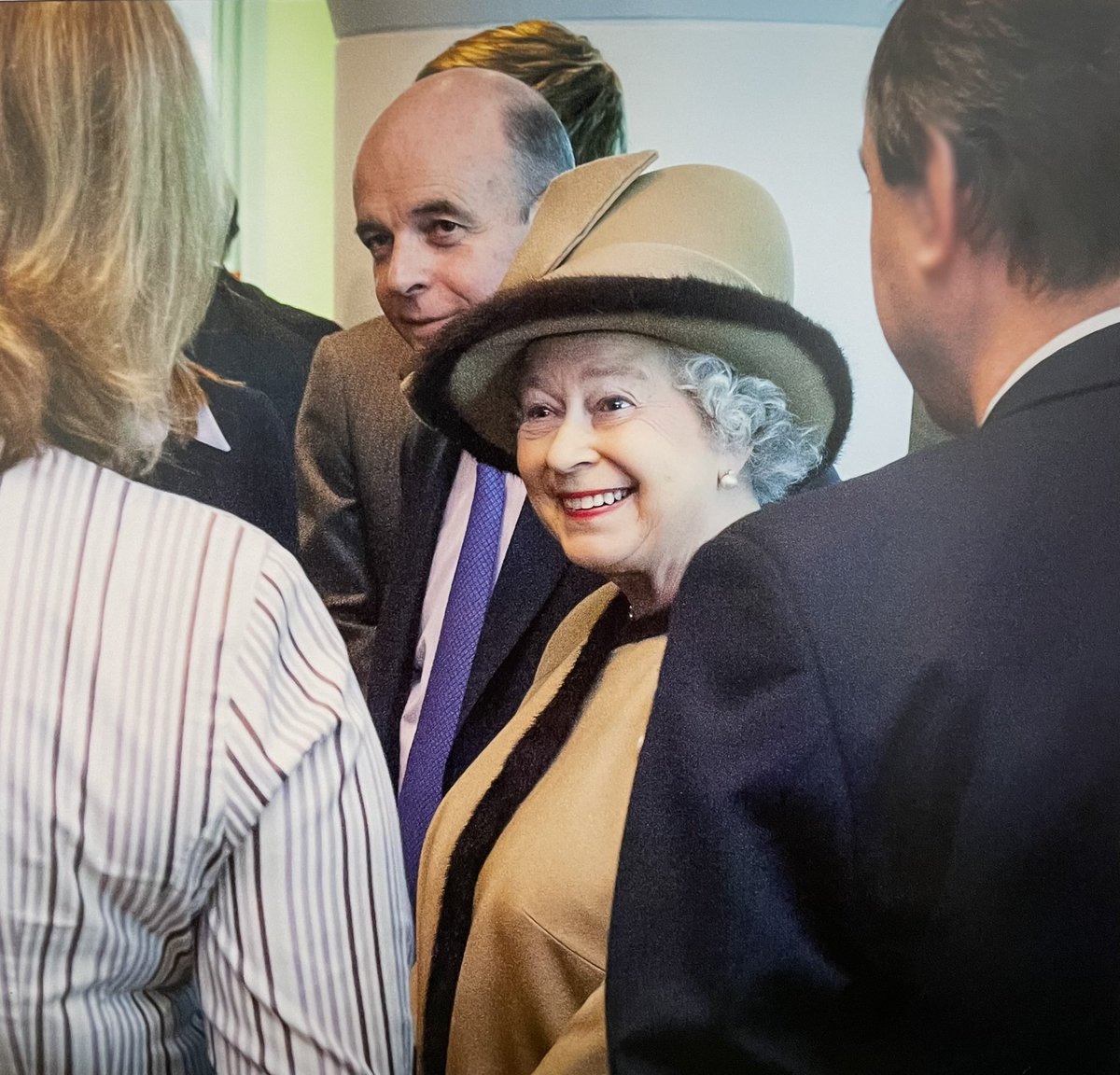 Her Majesty The Queen was the first official visitor to #MI6; to open our HQ at Vauxhall Cross after we were formally avowed in July 1994.  She has been a regular and welcome visitor ever since (seen here with a previous ‘C’, Sir John Scarlett).
#PlatinumJubilee #HM70