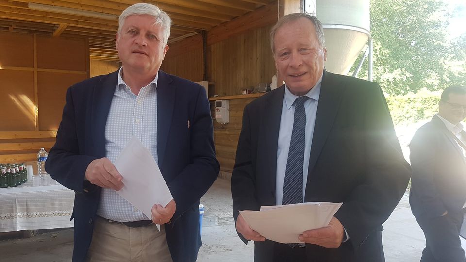 PhilippeVASSEUR's tweet photo. Reçu ce matin par la FDSEA pour écouter les agriculteurs présents et échanger sur leurs attentes et préoccupations... Sur les 11 candidats invités, nous n’étions que 3 présents... Honteux !
#legislatives2022 #circo6207 https://t.co/qffmwNjMQw