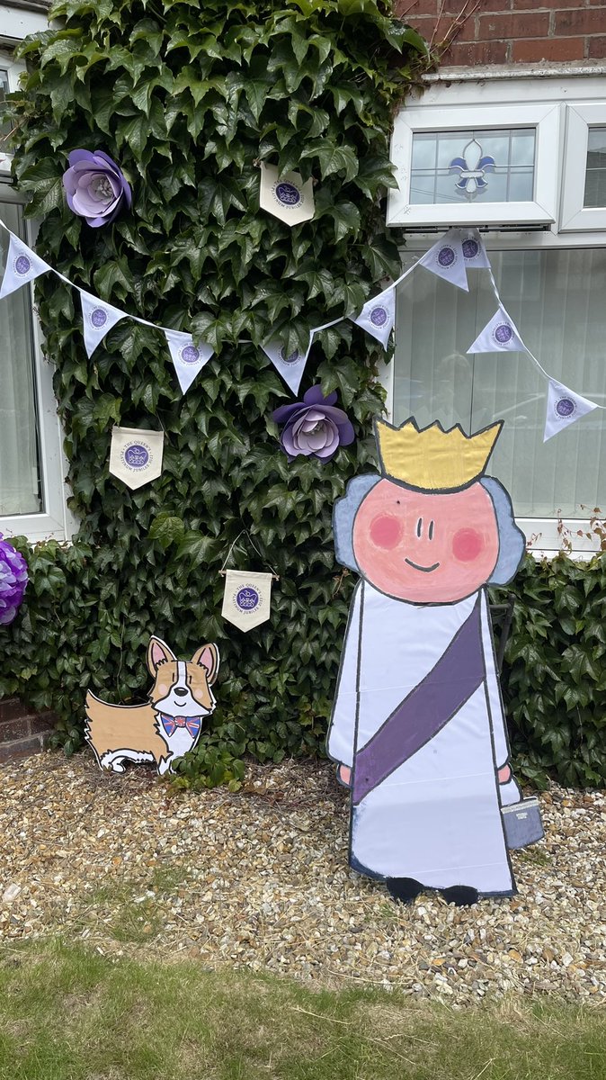 DebraCreates's tweet photo. #PlattyJoobs #PlatinumJubilee #streetparty #history #hm70 shame I won’t be there but at least I had a go x https://t.co/fvC2EA33Vj