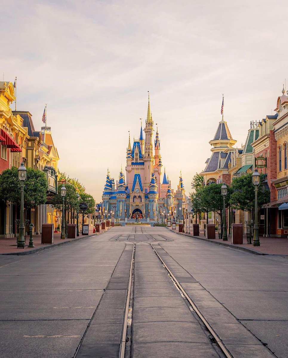 EarlyMagic's tweet photo. 🎙New Episode Available Now 🎙 
In this episode we talk about if you have an unlimited budget... What's your ideal Disney vacation?!?!
📷: @mainstreetlightroom
🎧 Listen and Subscribe on Apple Podcast, Spotify or
https://t.co/QKsnJiaQu8

#disney #disneyworld https://t.co/CkZRz6gG1r