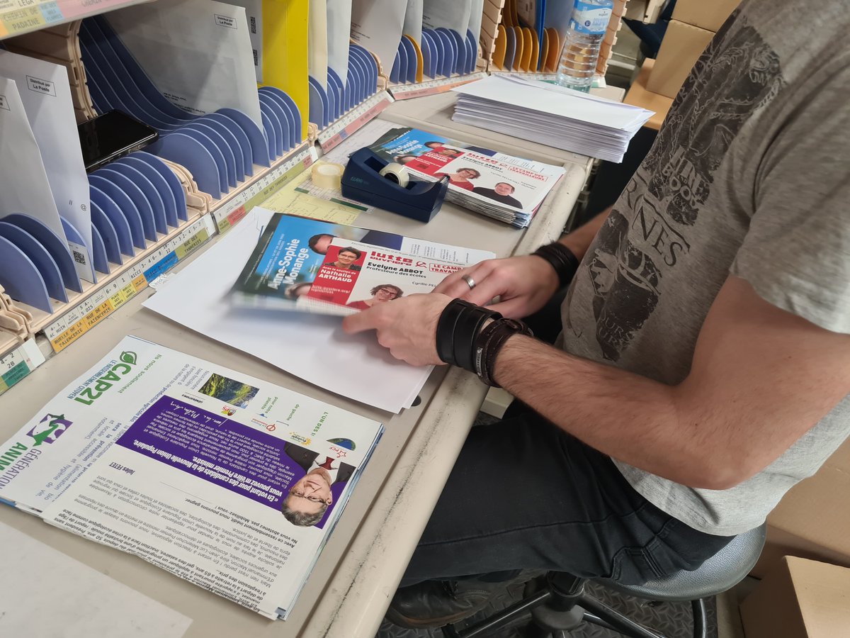 LPNews_GE's tweet photo. #ElectionsLégislatives | La mise sous plis des #ProfessionsDeFoi, confiée à #LaPoste dans Les #Vosges se termine sous l’œil des caméras de @F3Lorraine 🎥
➡️ A #Epinal, 40 personnes sont mobilisées pour mener à bien cette mission 👌
@GroupeLaPoste #EngagéePourVous https://t.co/i3M2NRDDYn