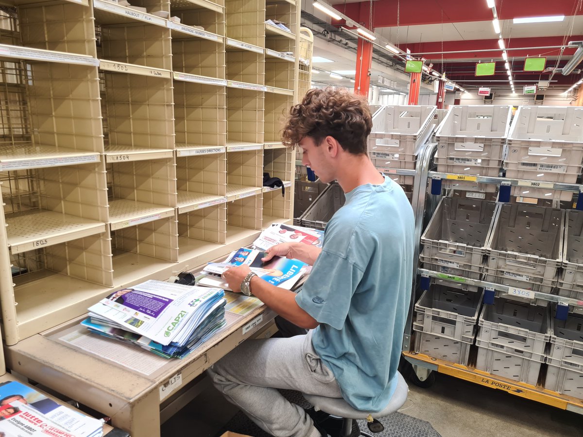 LPNews_GE's tweet photo. #ElectionsLégislatives | La mise sous plis des #ProfessionsDeFoi, confiée à #LaPoste dans Les #Vosges se termine sous l’œil des caméras de @F3Lorraine 🎥
➡️ A #Epinal, 40 personnes sont mobilisées pour mener à bien cette mission 👌
@GroupeLaPoste #EngagéePourVous https://t.co/i3M2NRDDYn