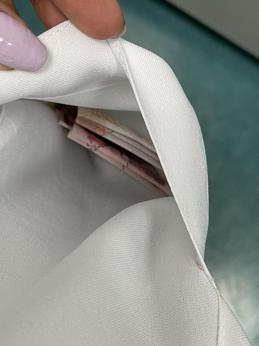 ioixioii's tweet photo. يالسه اسحب دم من عيوز وحسيت بحركة إيدها عند ريلي، يوم راحت لقيتها حاطتلي فلوس في مخبايه 😭😂 https://t.co/DZwio38oMX
