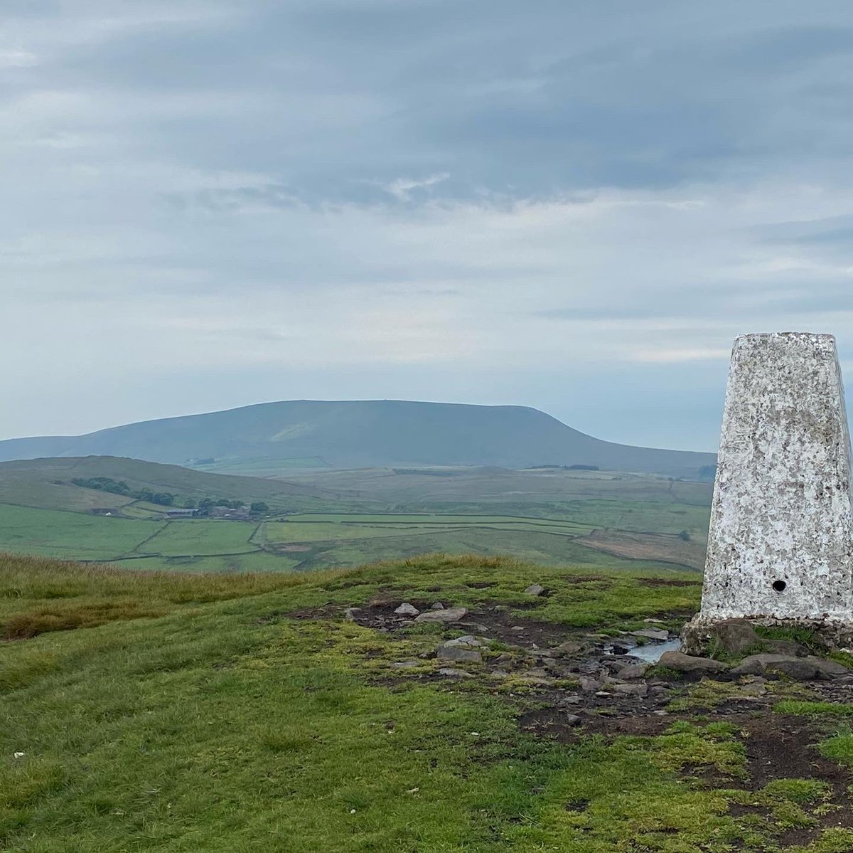 HillWalker70's tweet photo. Lovely walk out this morning #weetshill with #pendlehill in the background 😊 https://t.co/oUaQmCiQGQ
