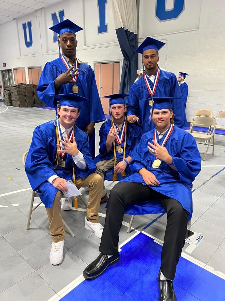 unionscottiesb1's tweet photo. Congrats to our senior players on officially graduating from the U last night! @jackson_clark03 @NickVitale117 @Tstaub08 @shane_roper21 and twitterless ronald!  More bling coming fellas! Congrats and we are all so proud of you! #theU #familyfotever https://t.co/9IhnJzna9L