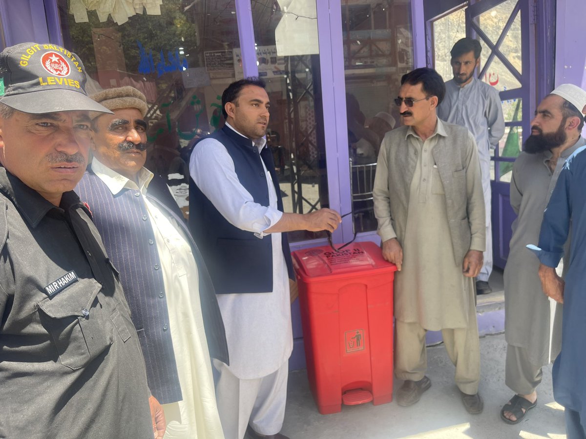 AcGupis's tweet photo. بیوٹیفیکیشن مہم کے دوران اور کوڑے کو مناسب طریقے سے ٹھکانے لگانے کو یقینی بنانے کے لیے انتظامیہ گوپس کی جانب سے گوپس مارکیٹ کے سکولوں اور ہسپتالوں کے مختلف مقامات پر کوڑے دان لگائے گئے ہیں۔
یہ کوڑے دان GLOF-II کے صوبائی پروجیکٹ کوآرڈینیٹر کے دفتر نے فراہم کیے ہیں۔ https://t.co/NZsaqneDj9